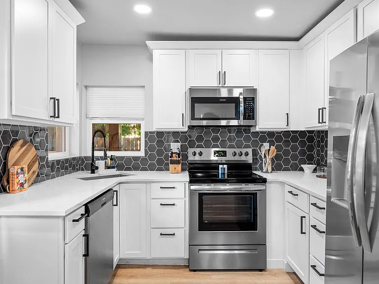 2215 W Kootenai St — Photo 3
