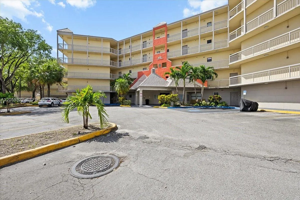 Las Vistas At Doral Condo — Photo 2