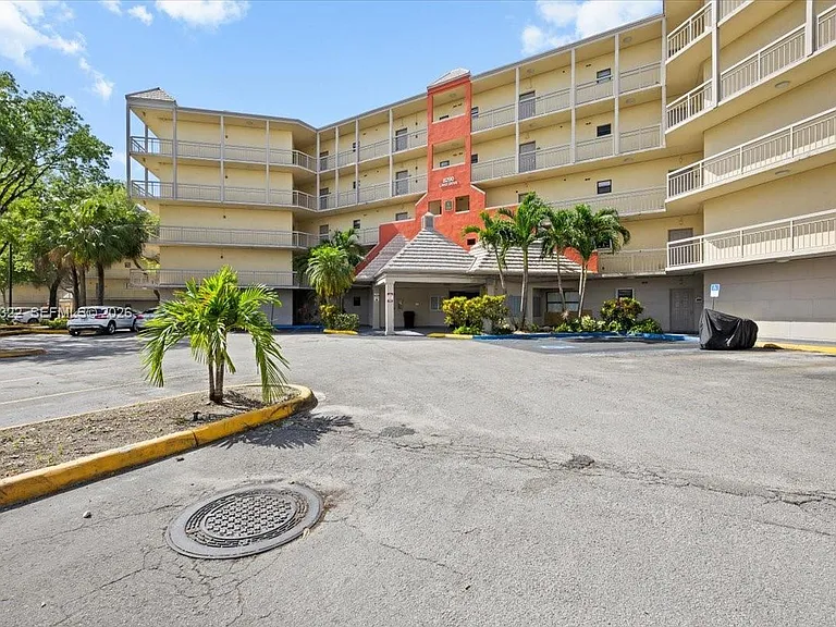 8290 Lake Dr #130 — Photo 2