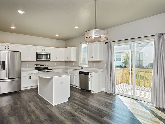 4th image of 670 SE Drumlin Dr