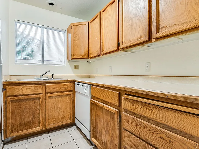 5011 Spencer St #B — Photo 13