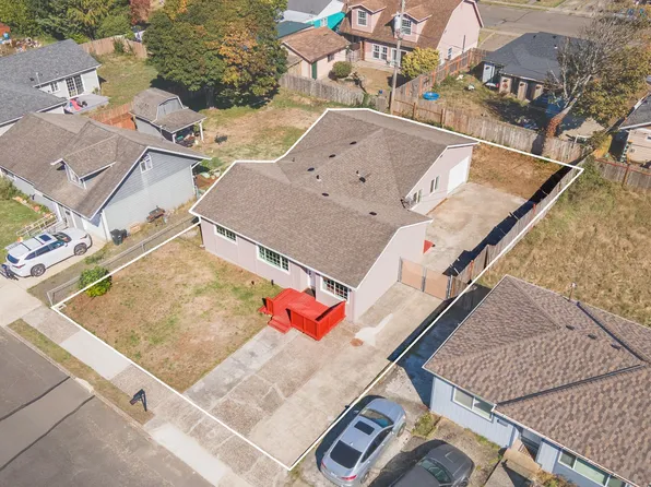 1655 Garfield St, North Bend, OR 97459