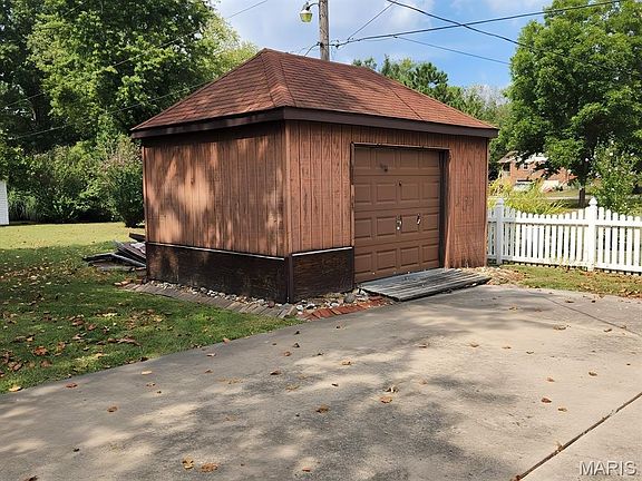 5th image of 207 W Moro Dr