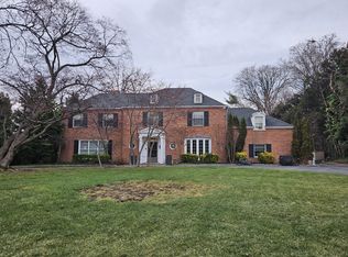 14 Birchwood Ln, Great Neck, NY 11024