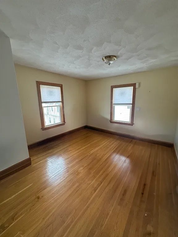 4 bed, 1.0 bath, 9999 sqft, $3,500 — Photo 4