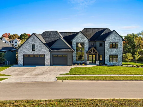 2011 Labyrinth Ln, De Pere, WI 54115