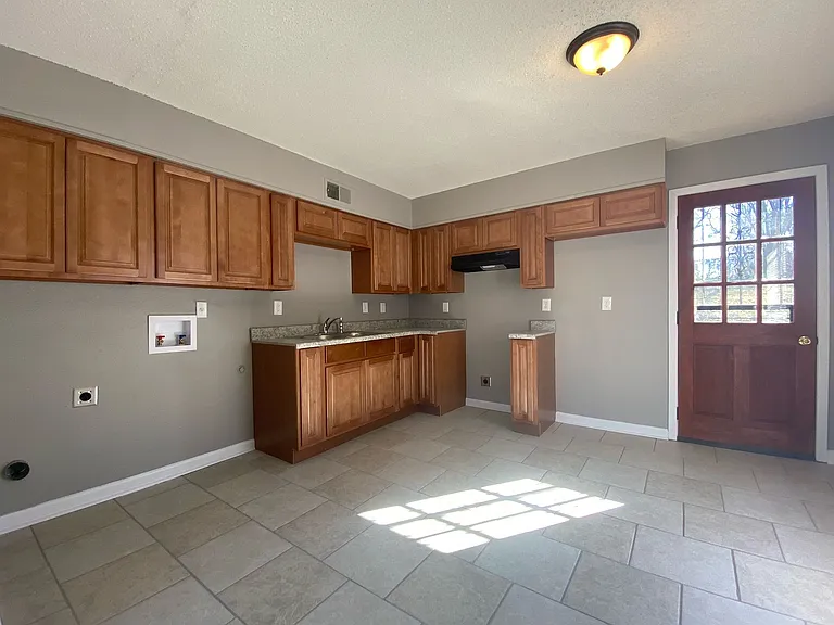735 Farris Rd — Photo 6