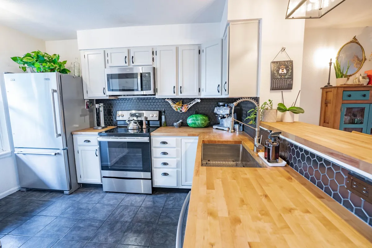 Great Morning Light In Kitchen and Breakfast Bar. - 187 Pheasant Run