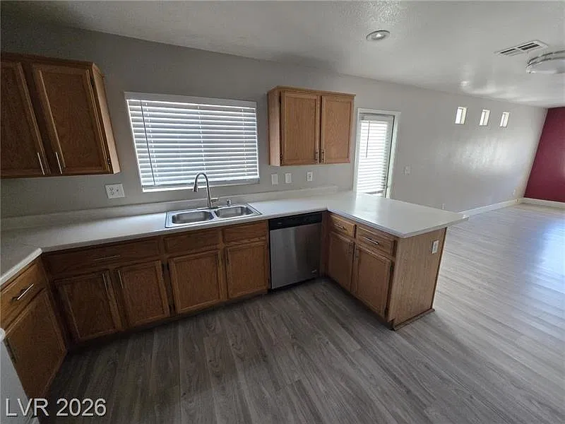 3 bed, 1343 sqft, $1,749 — Photo 3