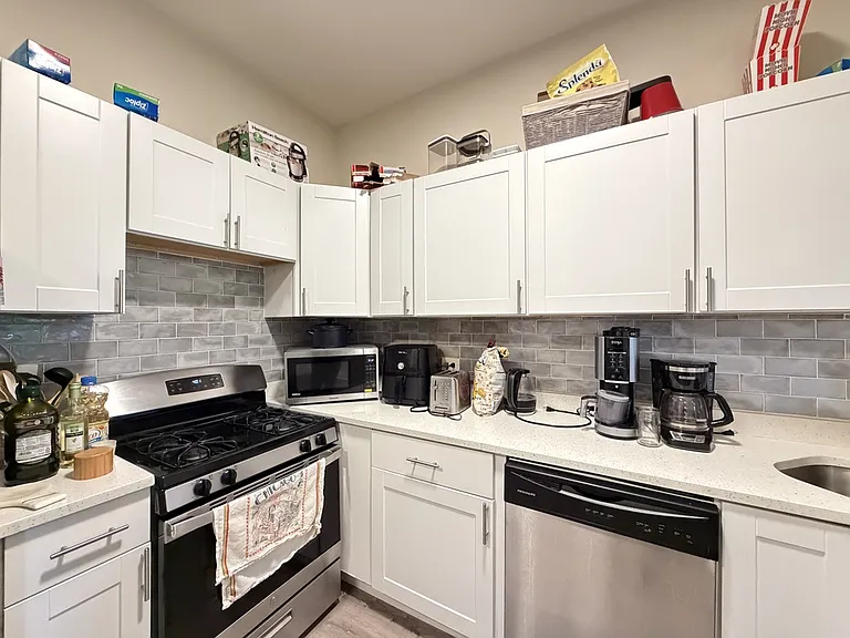 854 W George St #4 — Photo 3