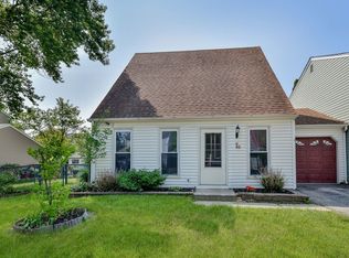 29W395 Candlewood Ln, Warrenville, IL 60555