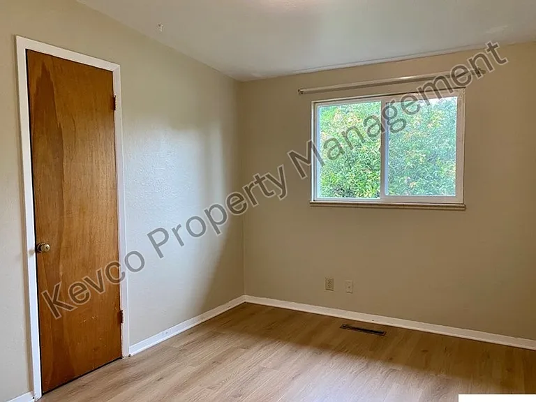 711 W Prospect Rd — Photo 11
