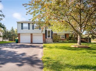 5300 Greenview Dr, Lockport, NY 14094