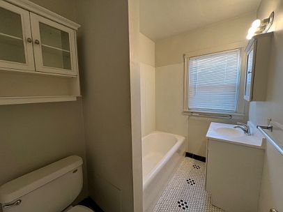 4th image of 818 C St #1/2
