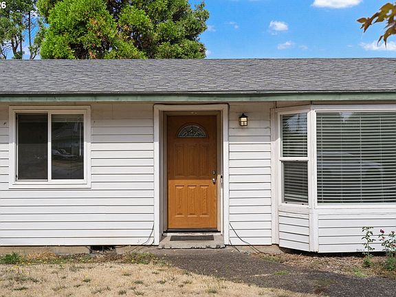 4th image of 631 SE 215th Ave