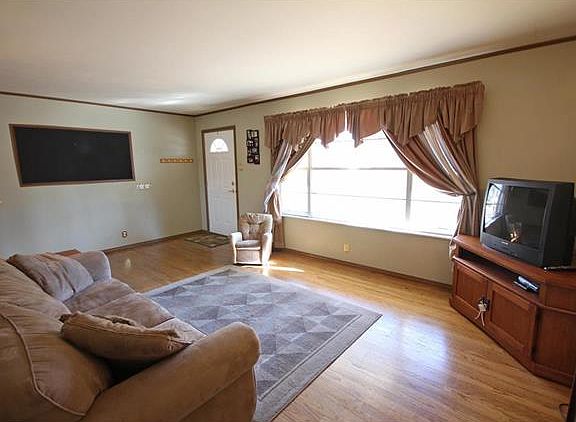 3rd image of 983 Sandstone Dr