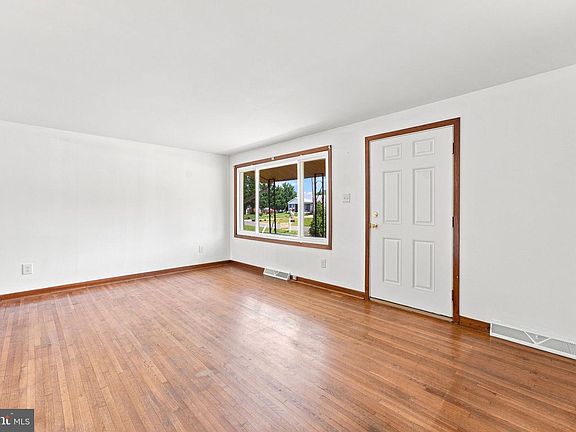 4th image of 4082 Stanberry Ave