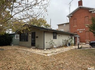 211 E Taylor St, Petersburg, IL 62675