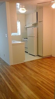 3rd image of 629 W Knoll Dr APT 2