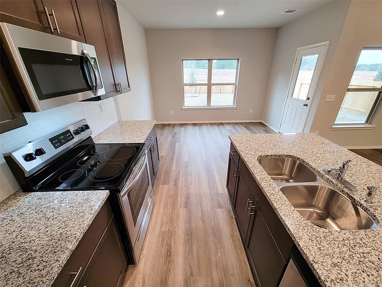 942 Amesbury Ct — Photo 9