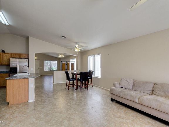 3rd image of 1095 E Vernoa St