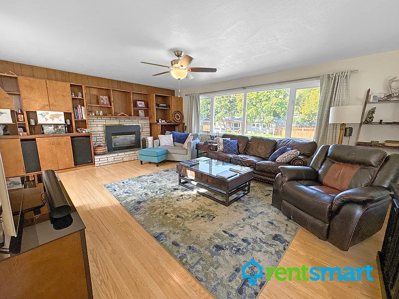 4 bed, 2.0 bath, 3000 sqft, $3,384 — Photo 2