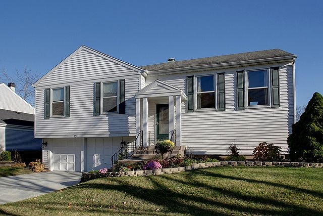 1st image of 19 Montgomery Ln