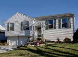 19 Montgomery Ln, Vernon Hills, IL 60061