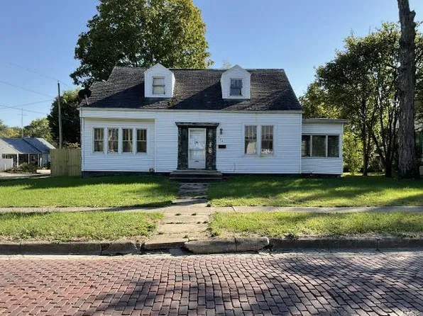 402 W Fairground Ave, Hillsboro, IL 62049