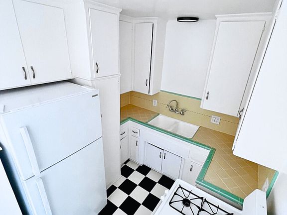 2nd image of 1245 N Laurel Ave #17154823