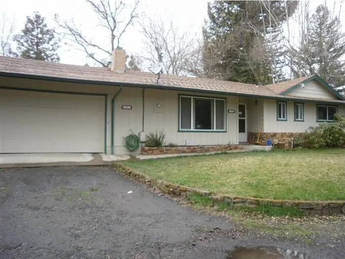 395 NW Valley View Dr photo 1