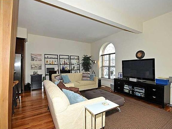 3rd image of 301 N New Jersey St