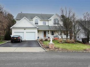 97 Beechwood Dr, Manorville, NY 11949