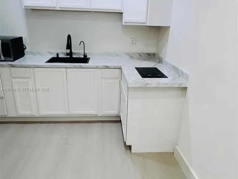 75 SW 18th Ave — Photo 10