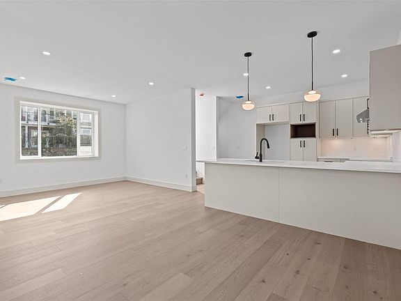 5th image of 571 Bezanton Way #1