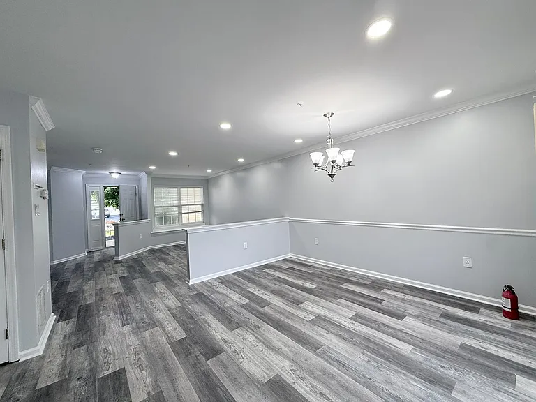 921 Bentley Ct — Photo 7