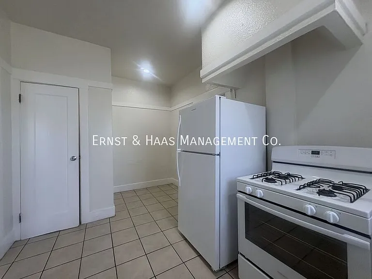 1249 Pine Ave — Photo 5