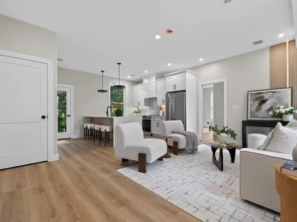 2 Readfield Pl E, Roxbury, MA 02119