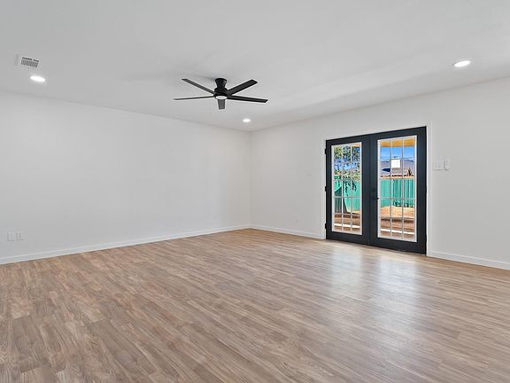 5th image of 1105 Huron Ave