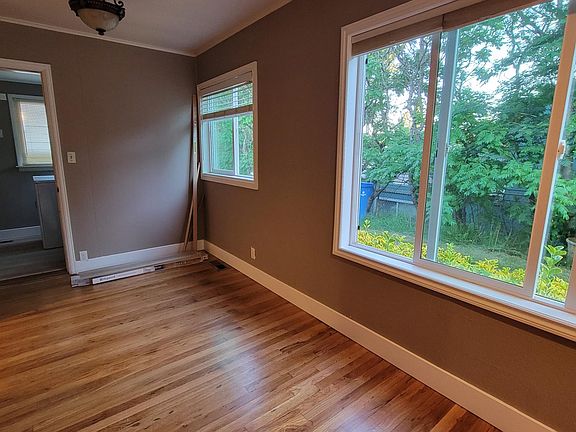 dinning room connecting to the living room