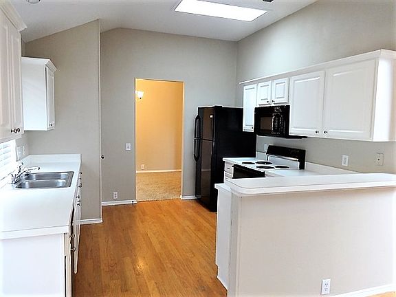 3rd image of 1053 Highland Station Dr