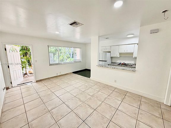 4th image of 905 SE 13th St #2