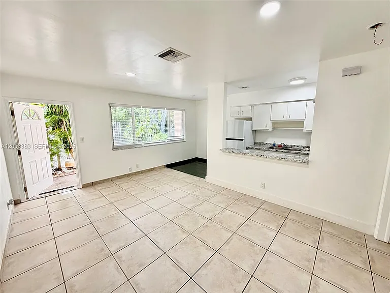 905 SE 13th St #2 — Photo 4