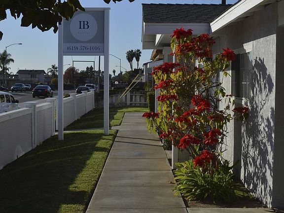 4th image of 1620 Coronado Ave