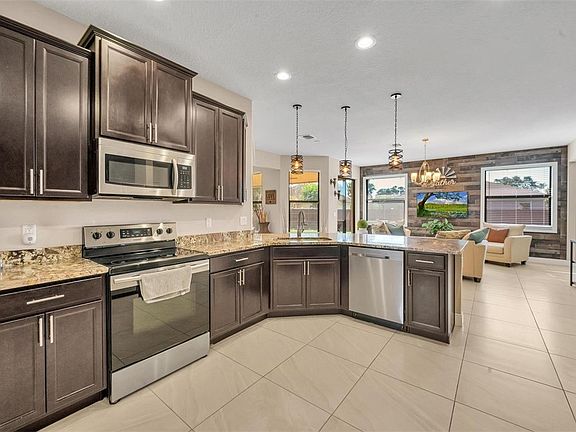 2nd image of 642 SW Icon Ave