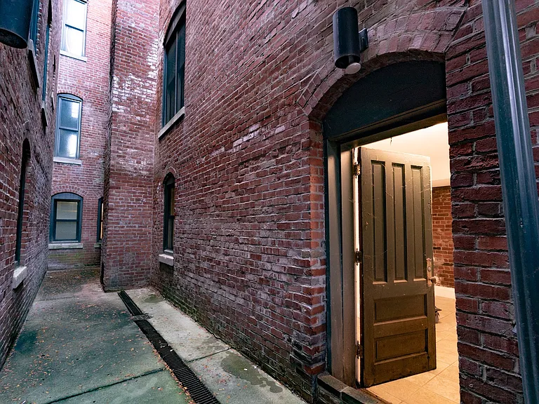Lockerbie Court on Mass Ave — Photo 20