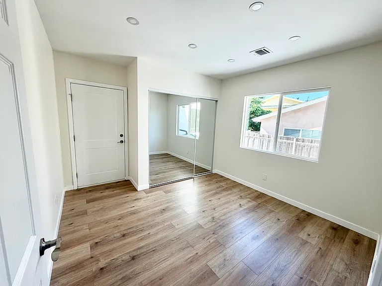 10639 Whitegate Ave — Photo 11
