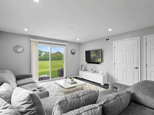 107 Morningside Dr, Roselle, IL 60172