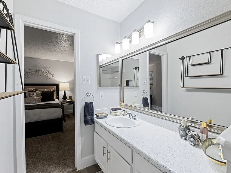 The Admiral Apartments — Photo 18