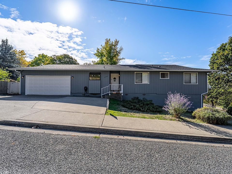 1st image of 1093 NE Hillcrest Dr